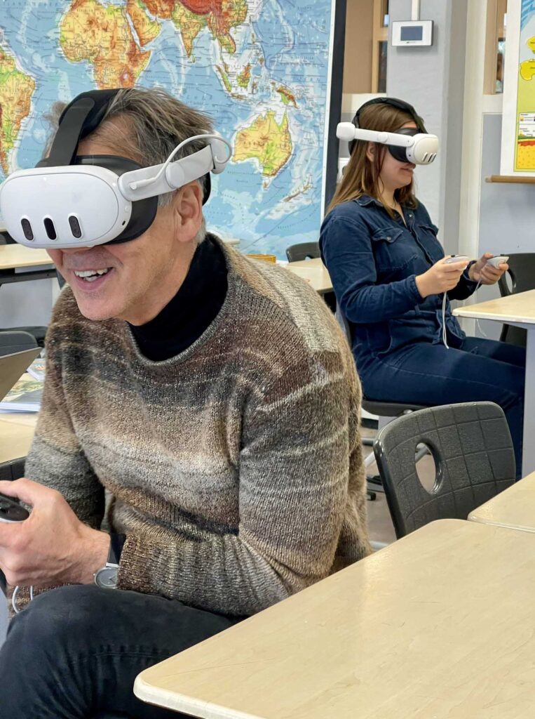 Docenten oefenen met VR-headsets in een klaslokaal