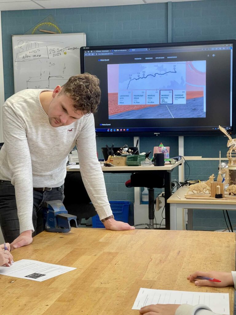 Docent geeft VR-training aan collega's