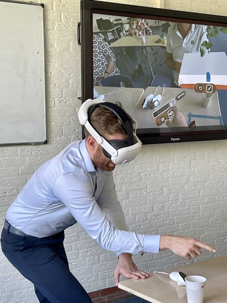 Maurits met VR-bril tijdens een sessie