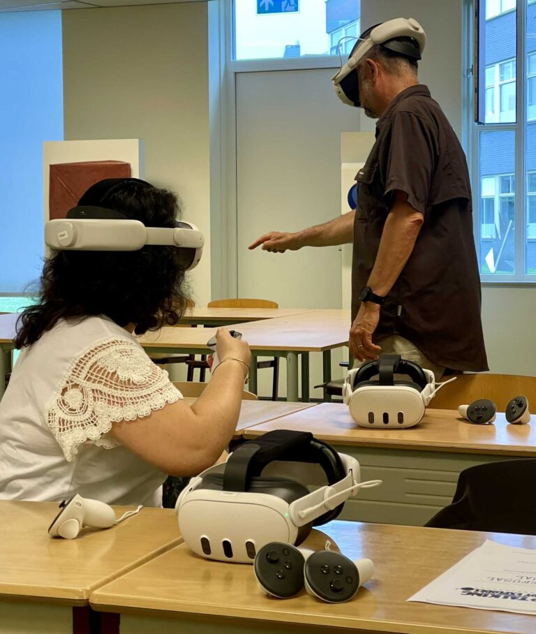 Deelnemers dragen VR headsets tijdens workshop