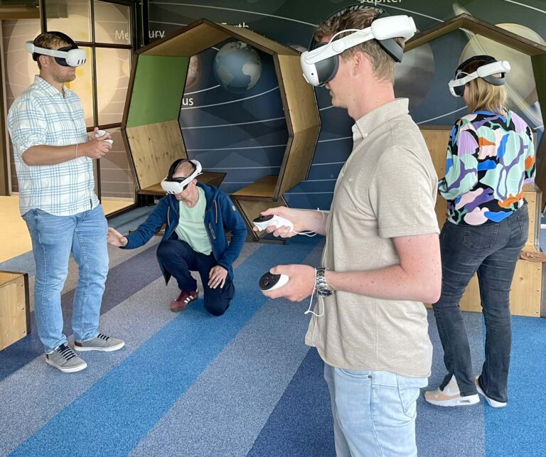 Deelnemers verkennen interactieve VR-omgeving