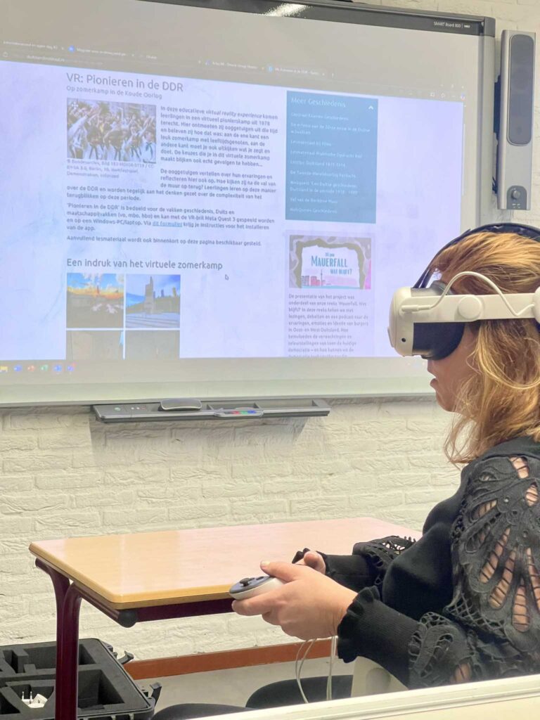 Leerling ervaart virtuele wereld via VR-bril
