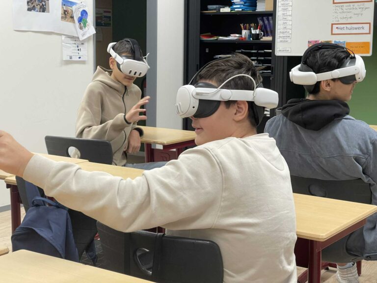 Leerlingen in klaslokaal met VR headsets