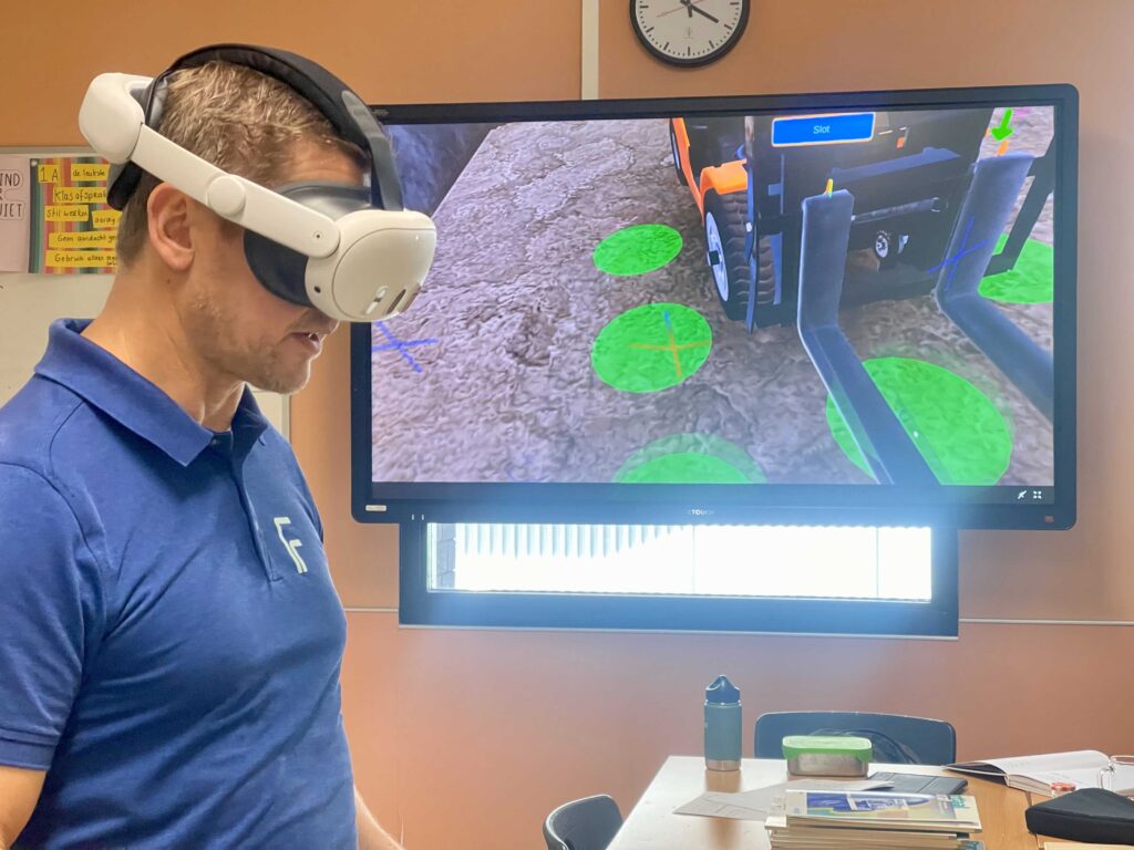 Man met VR-bril oefent met heftruck simulatie