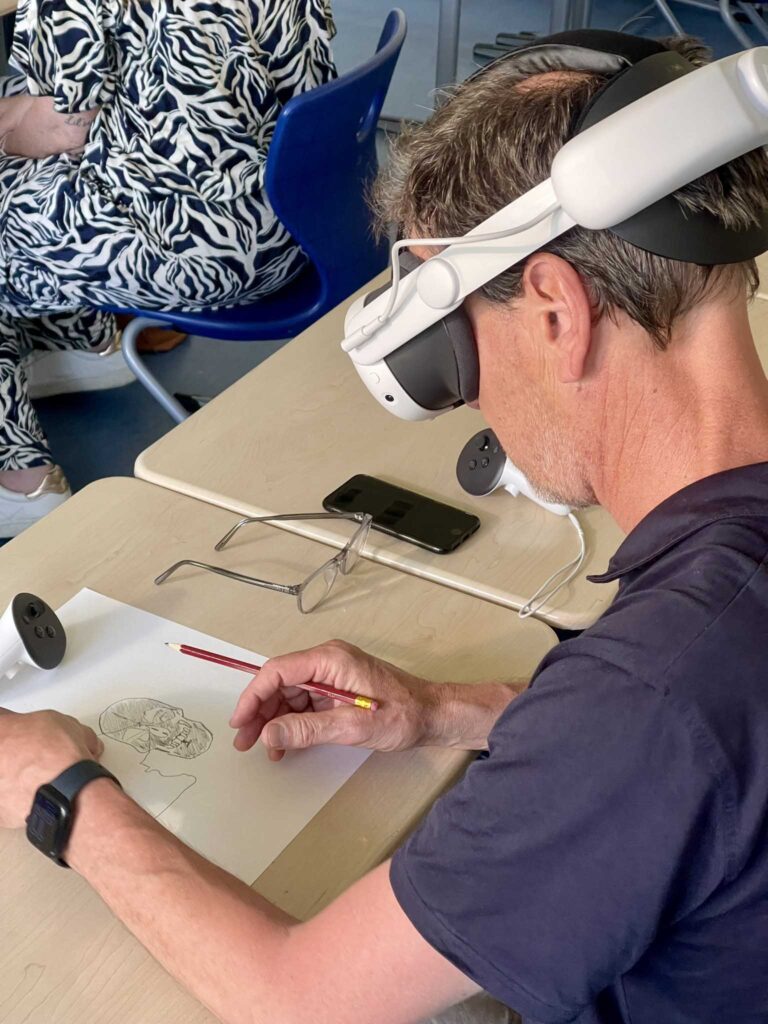 Man met VR-bril tekent portret