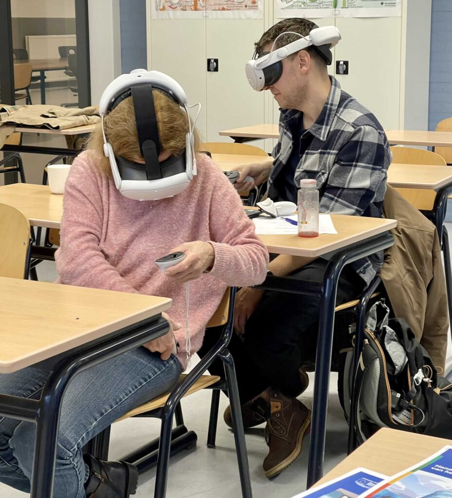 Personen met VR headsets aan schooltafels