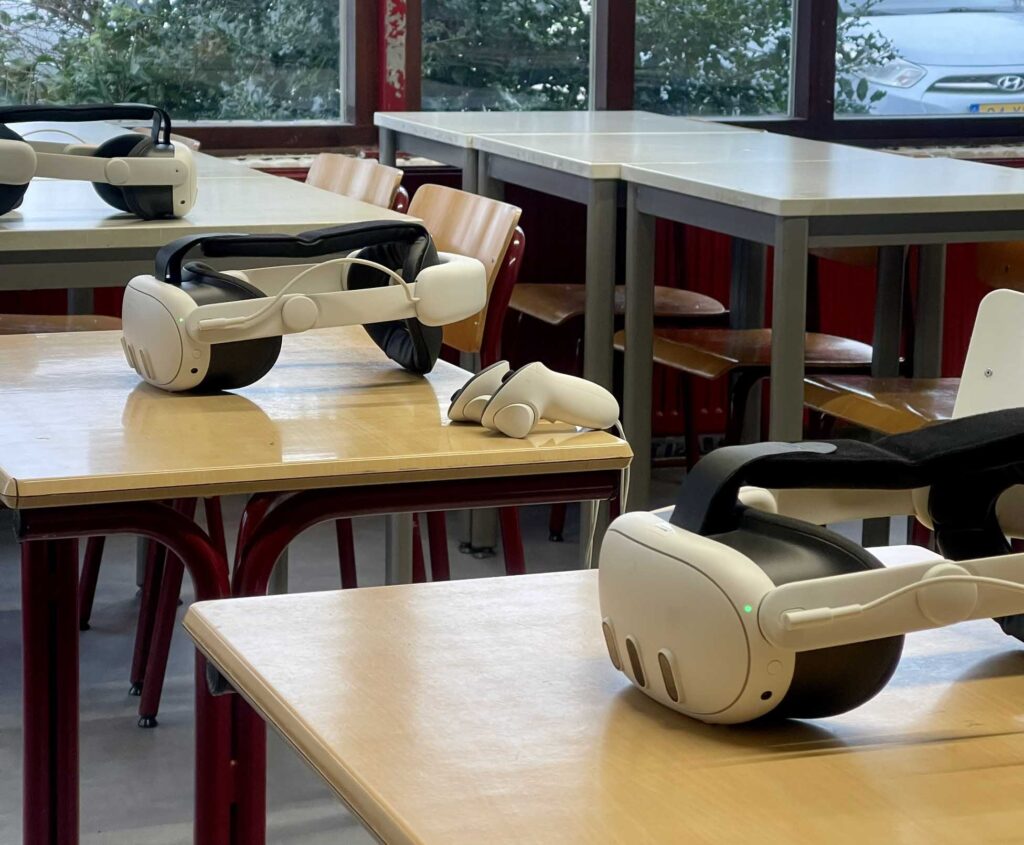 Meta Quest 3 headsets en controllers klaar voor een les