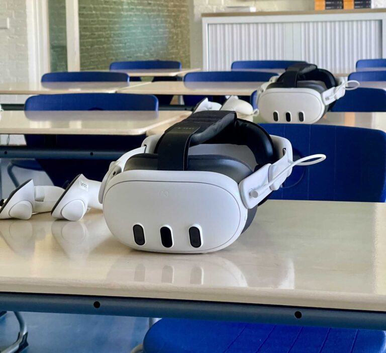 VR-headsets en controllers liggen op schoolbanken