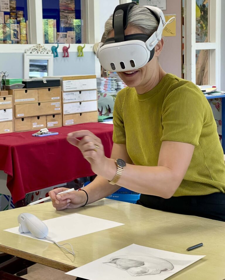 Vrouw met VR-bril lacht enthousiast